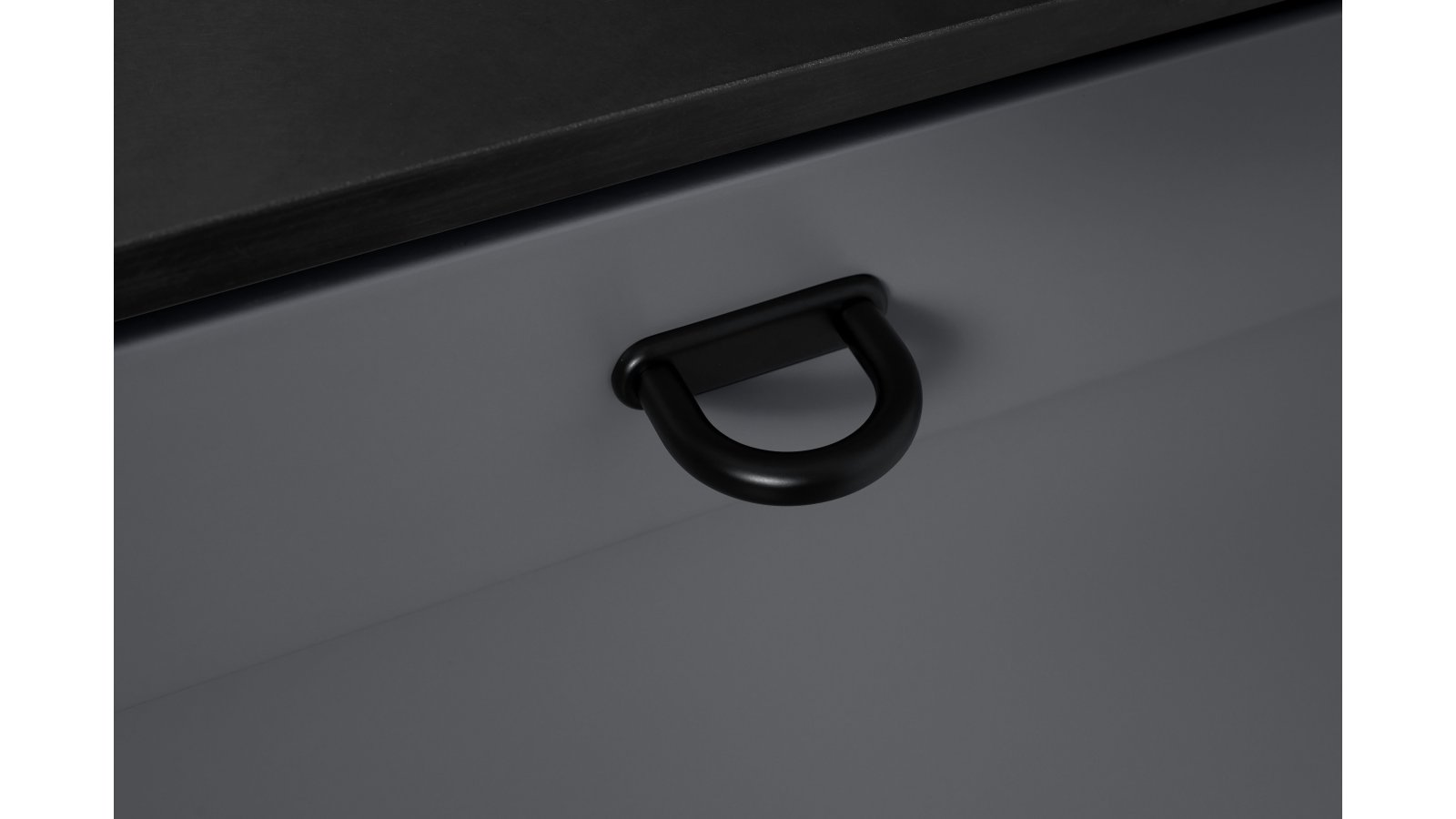 Moebelgriff-D-LITE2-schwarz-Zinkdruckguss-laenge-45-FP-000903-anwendung-4 Griff D-LITE2 Zink - Schwarz matt - 45 mm lang vor weißem Hintergrund