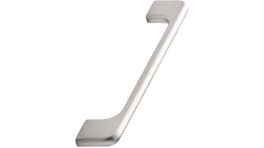 Griff DOPPIA Aluminium - Edelstahloptik - 168 mm lang vor weißem Hintergrund