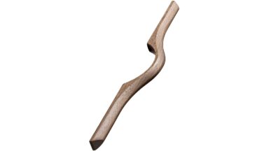 Griff EROS Holz Nussbaum - Lackiert - 394 mm lang vor weißem Hintergrund