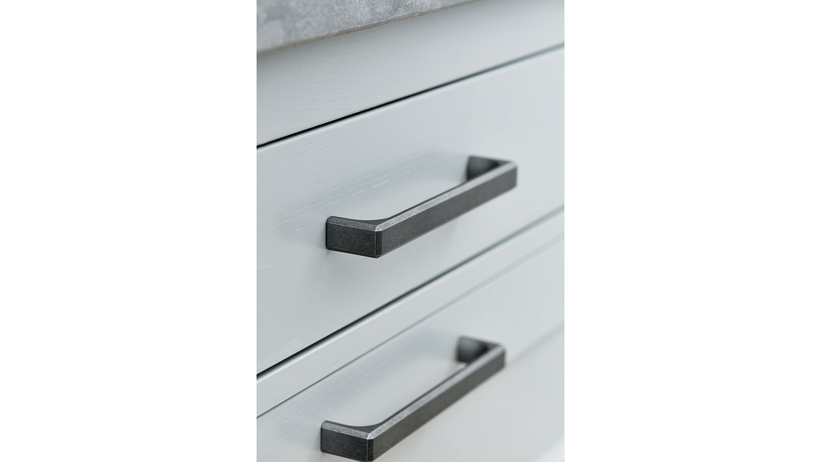 Moebelgriff-FOLD-grau-messing-Zinkdruckguss-laenge-170-FP-000716-anwendung-2 Griff FOLD Zink - Grau antik - 170 mm lang vor weißem Hintergrund