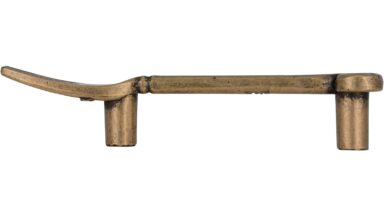Griff Gabel Druckguss altmessingfarbig brüniert getrommelt - 106 mm lang  vor weißem Hintergrund