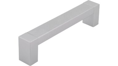 Griff Gronau Kunststoff metallfolieneffekt weißaluminium metallisiert weißaluminium - 106 mm lang  vor weißem Hintergrund