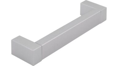Griff Gronau Kunststoff metallfolieneffekt weißaluminium metallisiert weißaluminium - 106 mm lang  vor weißem Hintergrund