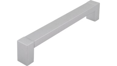 Griff Gronau Kunststoff metallfolieneffekt weißaluminium metallisiert weißaluminium - 138 mm lang vor weißem Hintergrund