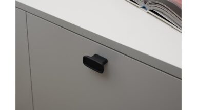 Griff INK Gusseisen - Schwarz - 64 mm lang  vor weißem Hintergrund