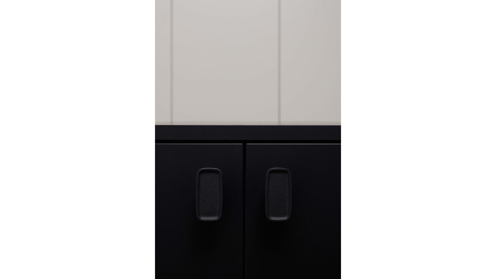 Moebelgriff-INK-schwarz-eisen-Eisen-Eisen-laenge-64-FP-000087-anwendung-2 Griff INK Gusseisen - Schwarz - 64 mm lang vor weißem Hintergrund