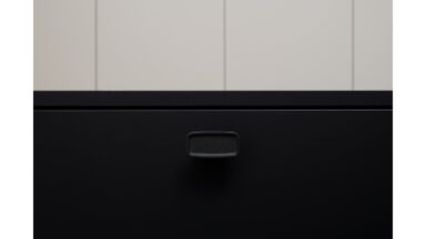 Griff INK Gusseisen - Schwarz - 64 mm lang  vor weißem Hintergrund