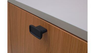 Griff INK Gusseisen - Schwarz - 64 mm lang  vor weißem Hintergrund