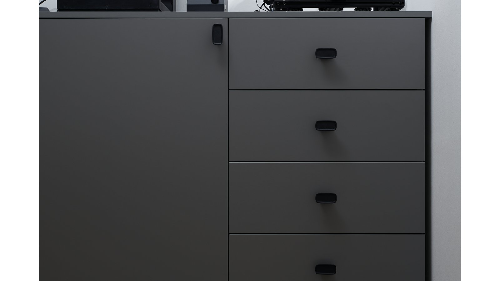 Moebelgriff-INK-schwarz-eisen-Eisen-Eisen-laenge-64-FP-000087-anwendung-7 Griff INK Gusseisen - Schwarz - 64 mm lang vor weißem Hintergrund