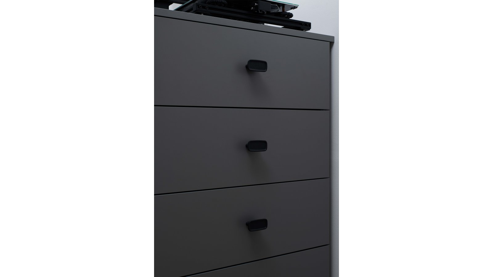 Moebelgriff-INK-schwarz-eisen-Eisen-Eisen-laenge-64-FP-000087-anwendung-8 Griff INK Gusseisen - Schwarz - 64 mm lang vor weißem Hintergrund