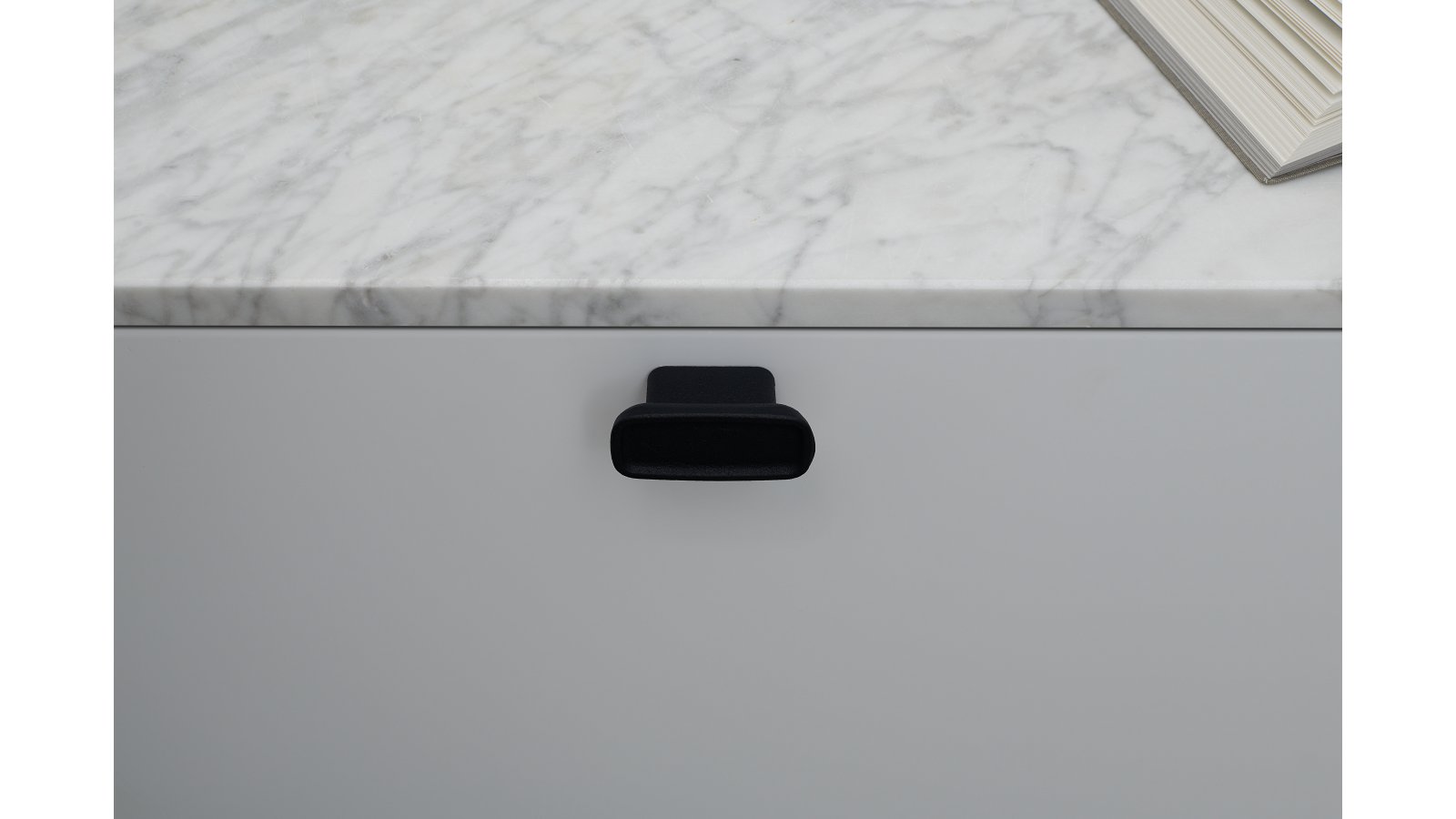 Moebelgriff-INK-schwarz-eisen-Eisen-Eisen-laenge-64-FP-000087-anwendung-9 Griff INK Gusseisen - Schwarz - 64 mm lang vor weißem Hintergrund