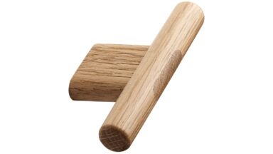 Griff JOIN Holz - Eiche lackiert - 80 mm lang vor weißem Hintergrund
