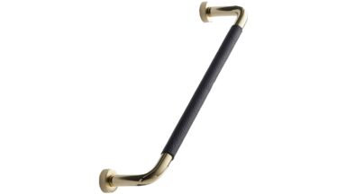 Griff LOUNGE Bleifreier Messing,Leder - Dunkel braun/Messing poliert - 174 mm lang vor weißem Hintergrund