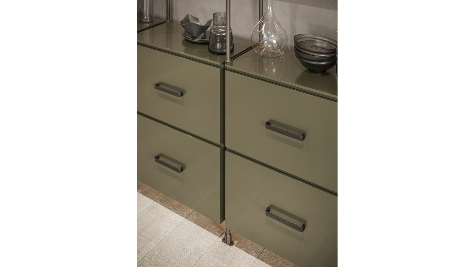 Griff Lauenburg Druckguss schwarz matt pulverbeschichtet - 168 mm lang  vor weißem Hintergrund