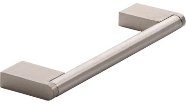Griff Lichtenfels Edelstahl - Druckguss fein geschliffen vernickelt feingeschliffen - 148 mm lang  vor weißem Hintergrund