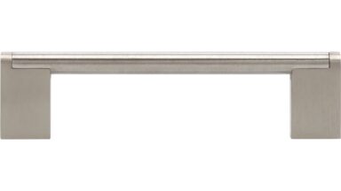 Griff Lichtenfels Edelstahl - Druckguss fein geschliffen vernickelt feingeschliffen - 148 mm lang  vor weißem Hintergrund