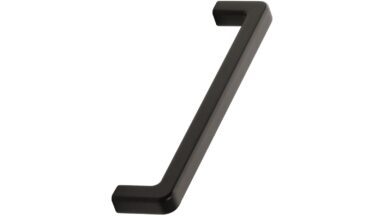 Griff MANGO Aluminium,Zink - Schwarz - 1100 mm lang vor weißem Hintergrund