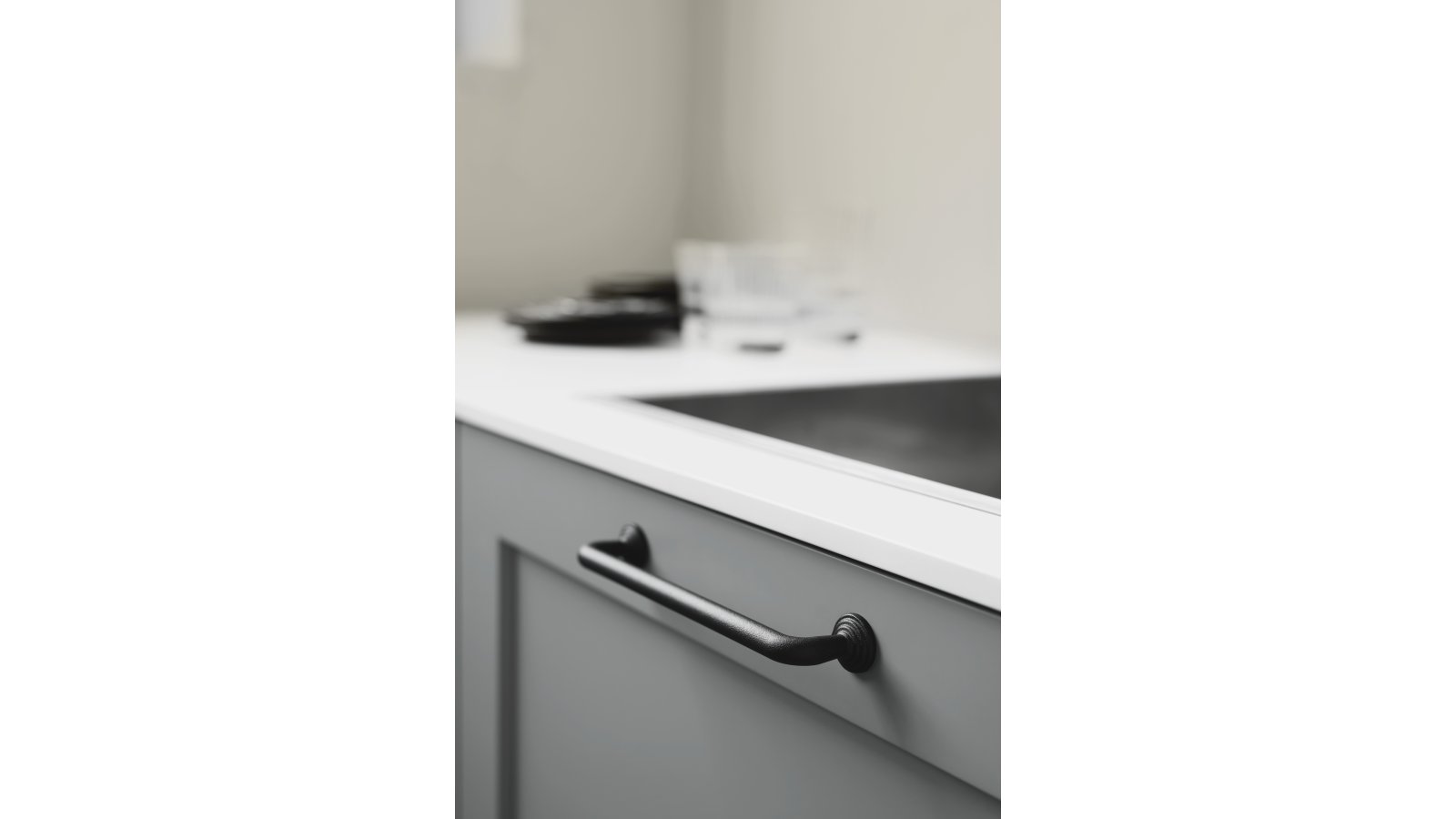 Griff MOTION Gusseisen - Schwarz - 182 mm lang  vor weißem Hintergrund