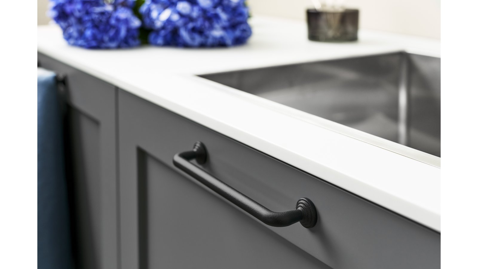 Griff MOTION Gusseisen - Schwarz - 182 mm lang  vor weißem Hintergrund