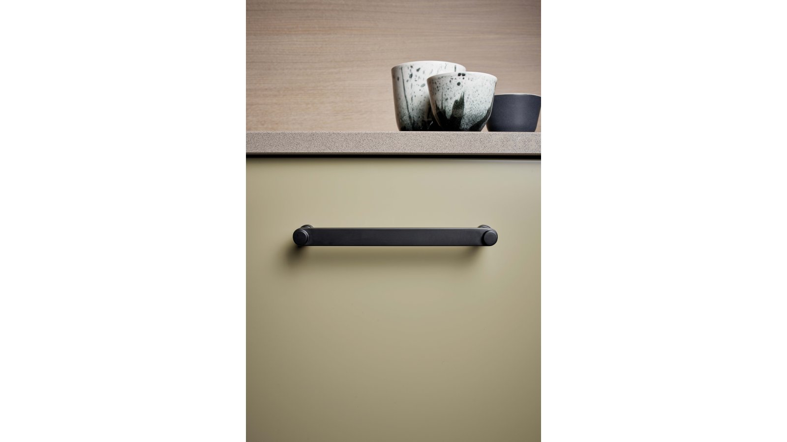 Griff PILLAR Zink - Schwarz matt - 175 mm lang  vor weißem Hintergrund