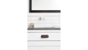 Griff PORT Zink - Braun antik - 112 mm lang  vor weißem Hintergrund