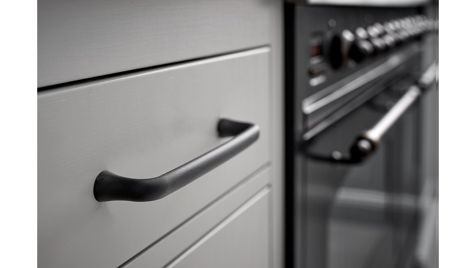 Griff PROVENCE Gusseisen - Schwarz - 179 mm lang  vor weißem Hintergrund