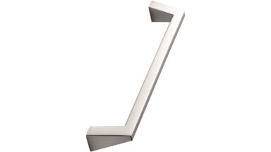 Griff PYRAMID Zink - Edelstahloptik - 333 mm lang vor weißem Hintergrund