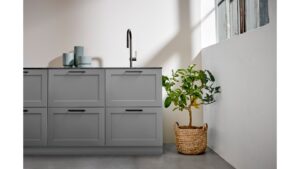 Griff RATTAN Zink - Schwarz matt - 168 mm lang  vor weißem Hintergrund