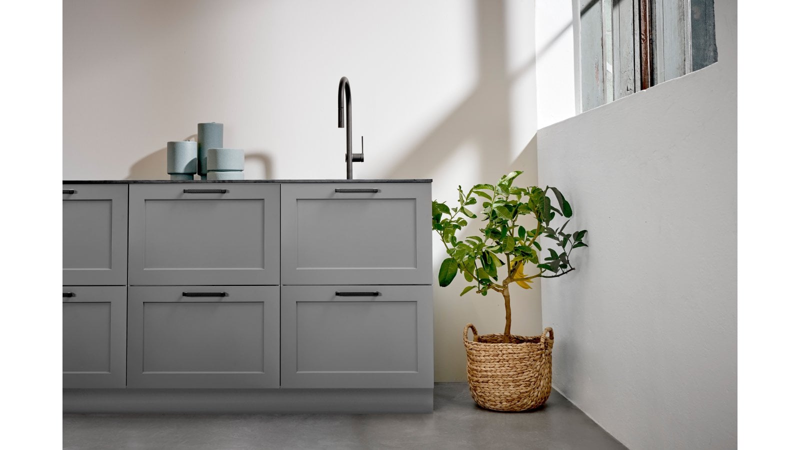 Griff RATTAN Zink - Schwarz matt - 168 mm lang  vor weißem Hintergrund