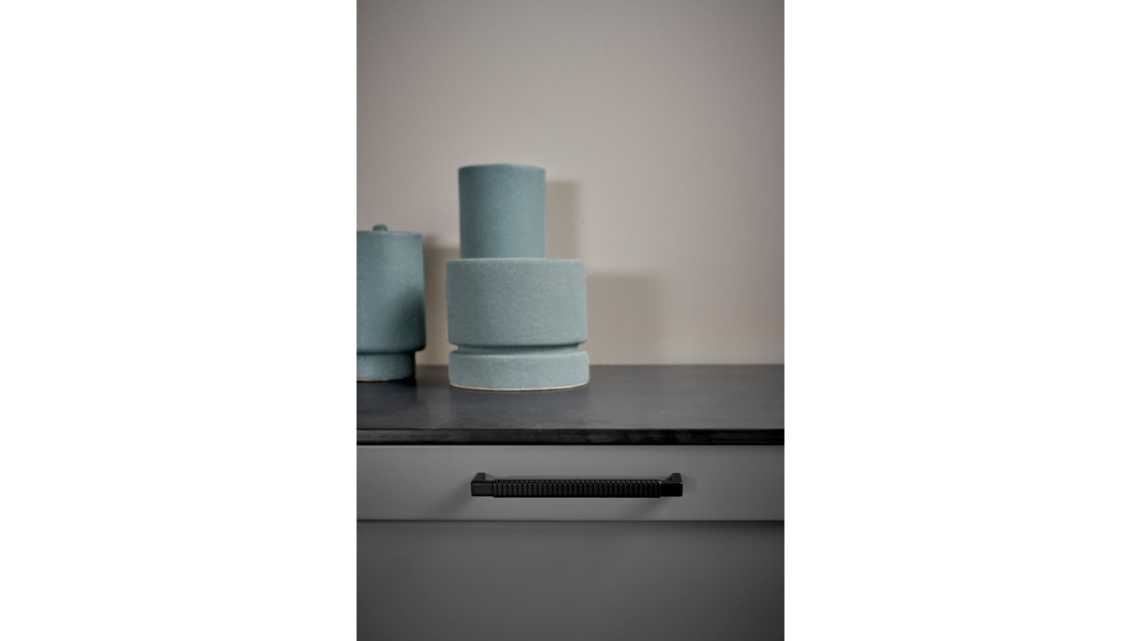 Griff RATTAN Zink - Schwarz matt - 168 mm lang  vor weißem Hintergrund