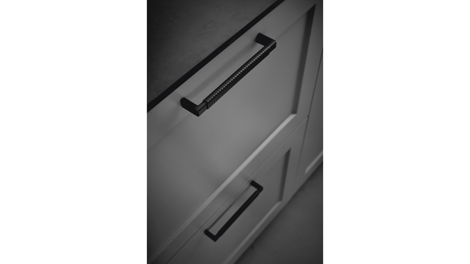 Griff RATTAN Zink - Schwarz matt - 168 mm lang  vor weißem Hintergrund