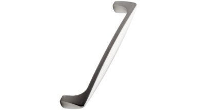 Griff SPAN Aluminium - Edelstahloptik - 171 mm lang vor weißem Hintergrund