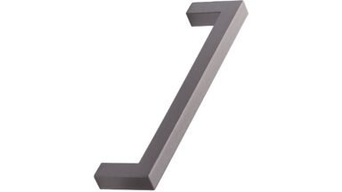 Griff SQUARE-10 Aluminium - Anthrazit gebürstet - 138 mm lang vor weißem Hintergrund