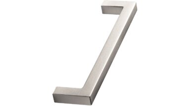 Griff SQUARE-10 Zink - Edelstahloptik - 458 mm lang vor weißem Hintergrund