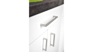 Griff Schwaikheim Edelstahl fein geschliffen - 106 mm lang  vor weißem Hintergrund