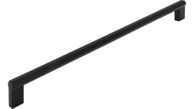 Griff Straubenhardt Druckguss schwarz matt pulverbeschichtet - 336 mm lang vor weißem Hintergrund