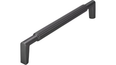 Griff Stripes-Massiv Druckguss anthrazit matt - 168 mm lang vor weißem Hintergrund
