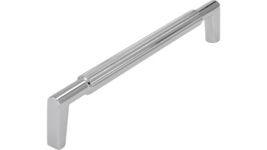 Griff Stripes-Massiv Druckguss chrom glänzend - 168 mm lang vor weißem Hintergrund