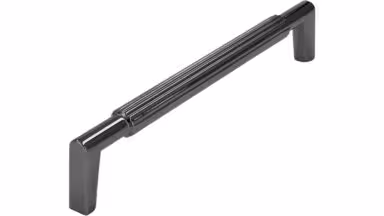 Griff Stripes-Massiv Druckguss schwarz chrom - 168 mm lang vor weißem Hintergrund