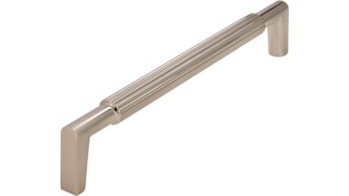 Griff Stripes-Massiv Druckguss vernickelt feingeschliffen - 168 mm lang vor weißem Hintergrund