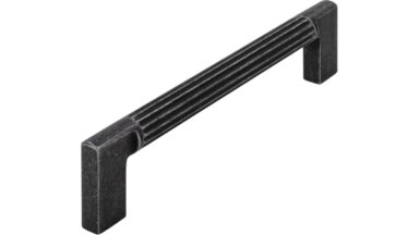 Griff Stripes Aluminium/Druckguss eisenfarbig getrommelt matt eisenfarbig getrommelt matt - 142 mm lang vor weißem Hintergrund