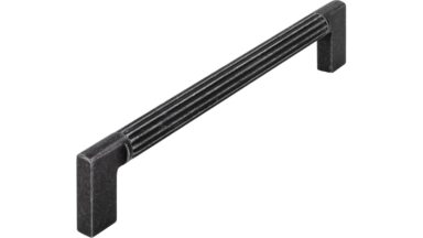 Griff Stripes Aluminium/Druckguss eisenfarbig getrommelt matt eisenfarbig getrommelt matt - 174 mm lang vor weißem Hintergrund