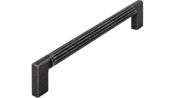 Griff Stripes Aluminium/Druckguss eisenfarbig getrommelt matt eisenfarbig getrommelt matt - 174 mm lang vor weißem Hintergrund