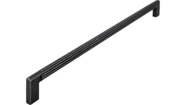 Griff Stripes Aluminium/Druckguss eisenfarbig getrommelt matt eisenfarbig getrommelt matt - 334 mm lang vor weißem Hintergrund