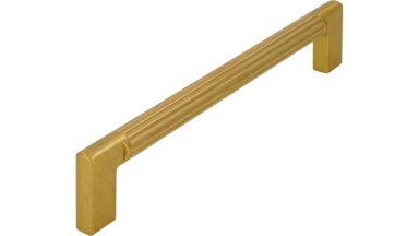 Griff Stripes Aluminium/Druckguss messingfarbig getrommelt matt messingfarbig getrommelt matt - 174 mm lang vor weißem Hintergrund