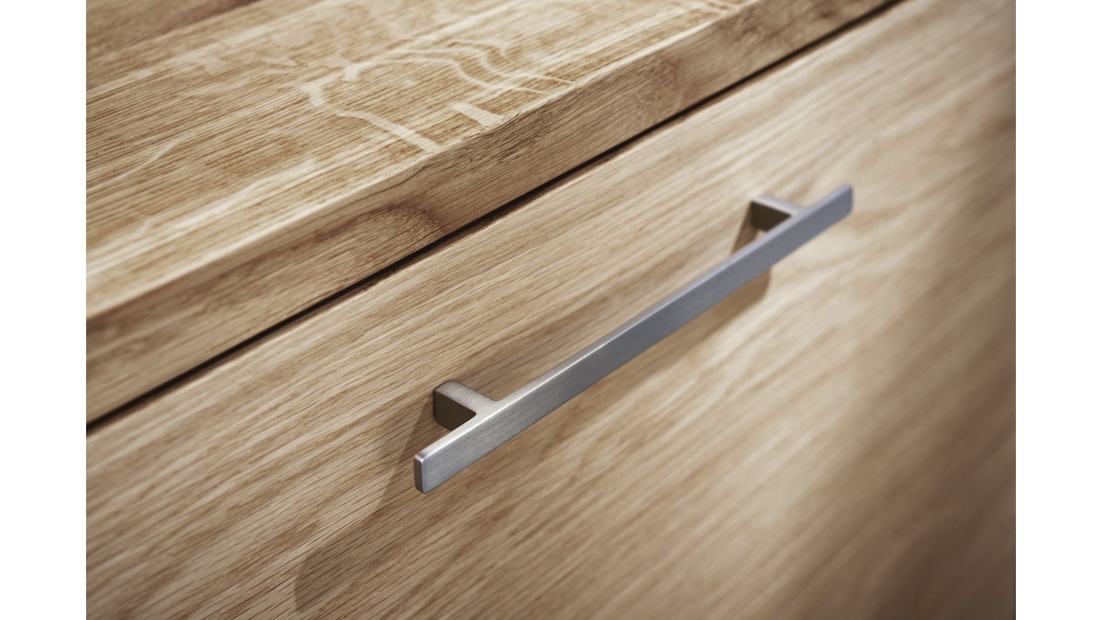 Moebelgriff-TRANSIT-edelstahlfarbig-Edelstahl-Stahl-Zinkdruckguss-laenge-219-FP-000895-anwendung-2 Griff TRANSIT Zink - Edelstahloptik - 219 mm lang vor weißem Hintergrund