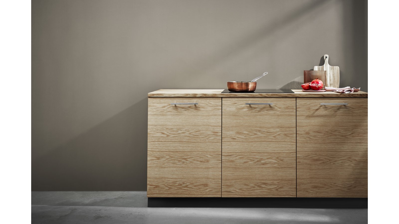 Moebelgriff-TRANSIT-edelstahlfarbig-Edelstahl-Stahl-Zinkdruckguss-laenge-219-FP-000895-anwendung-3 Griff TRANSIT Zink - Edelstahloptik - 219 mm lang vor weißem Hintergrund