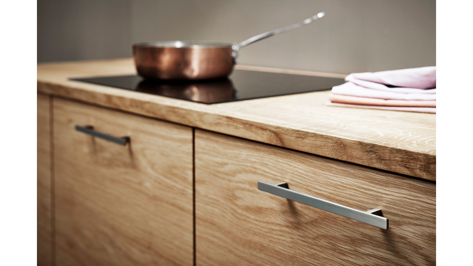 Moebelgriff-TRANSIT-edelstahlfarbig-Edelstahl-Stahl-Zinkdruckguss-laenge-219-FP-000895-anwendung-4 Griff TRANSIT Zink - Edelstahloptik - 219 mm lang vor weißem Hintergrund