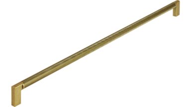 Griff Threesixty Aluminium - Druckguss messingfarbig getrommelt matt messingfarbig getrommelt matt - 494 mm lang vor weißem Hintergrund
