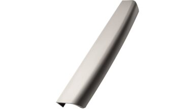 Griff WOW Zink - Edelstahloptik - 320 mm lang vor weißem Hintergrund